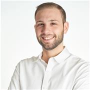 studente di giurisprudenza offre aiuto per compiti